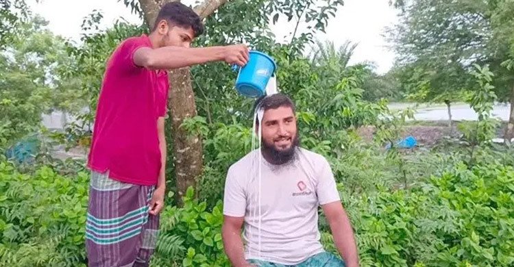 প্রকাশ্যে দুধ দিয়ে গোসল করে জামায়াত ছাড়লেন সাতক্ষীরার যুবক