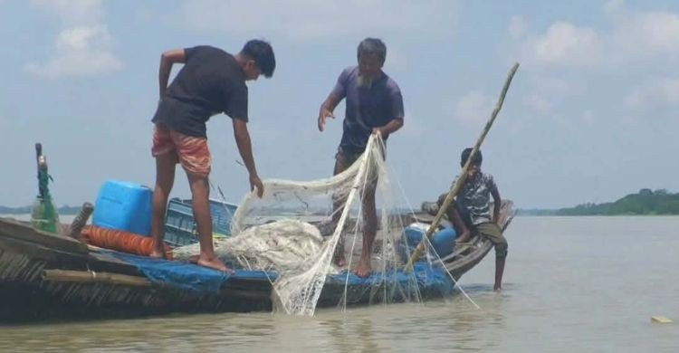 মাছ ধরতে বিএনপি নেতাকে দিতে হবে চাঁদা, অভিযোগ জেলেদের
