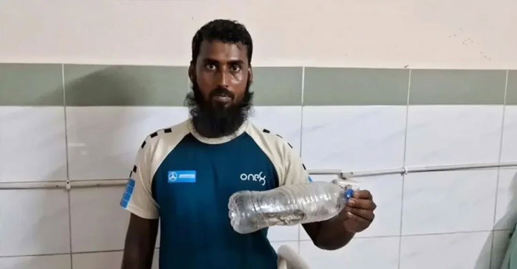 সন্তানকে রাসেল ভাইপার দংশন, বোতলবন্দি সাপ নিয়ে হাসপাতালে হাজির বাবা