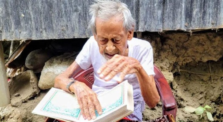 ভোটার আইডিতে বয়স ১২৩, চশমা ছাড়াই কোরআন পড়েন আব্বাস প্রামাণিক