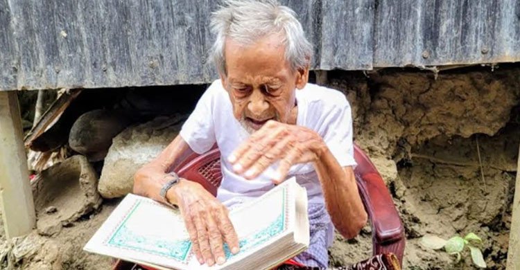 ভোটার আইডিতে বয়স ১২৩, চশমা ছাড়াই কোরআন পড়েন আব্বাস প্রামাণিক