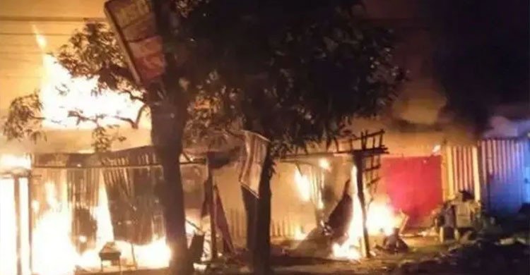 রাউজানে গভীর রাতে ভয়াবহ আগুন, পুড়ে ছাই চার দোকান