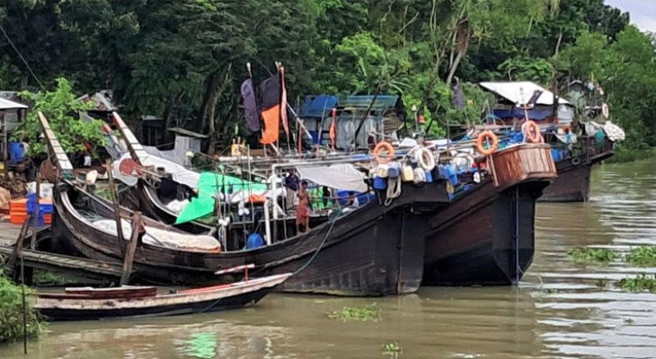 উত্তাল বঙ্গোপসাগর, সুন্দরবন ও উপকূলে আশ্রয় নিয়েছে শত শত ফিশিং ট্রলার