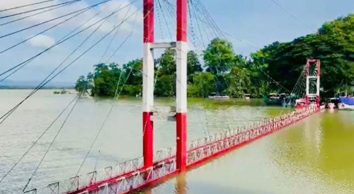 রাঙামাটির ঝুলন্ত সেতু এখনো পানির নিচে, ভরা মৌসুমেও পর্যটকশূন্য পর্যটনকেন্দ্র