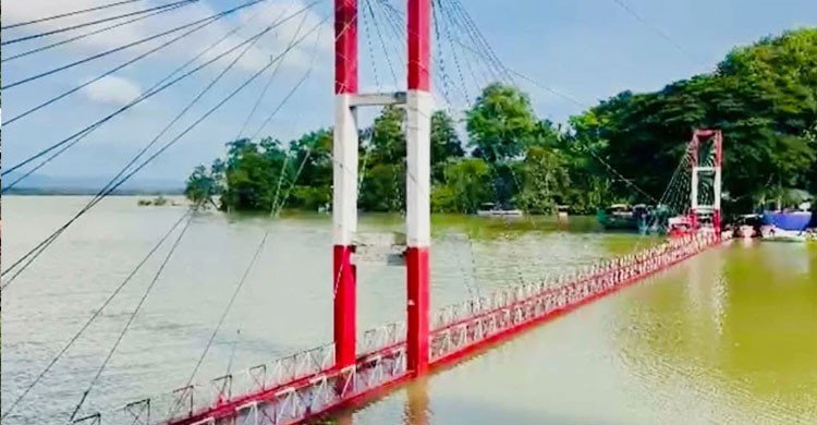 রাঙামাটির ঝুলন্ত সেতু এখনো পানির নিচে, ভরা মৌসুমেও পর্যটকশূন্য পর্যটনকেন্দ্র