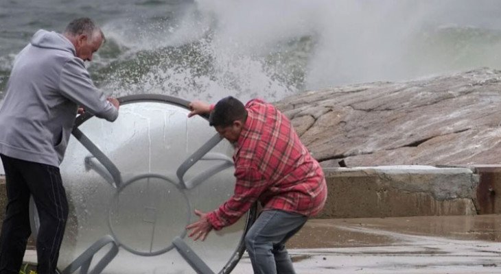 যুক্তরাষ্ট্রের ঝড়ের তাণ্ডব: বিদ্যুৎহীন হাজার হাজার মানুষ