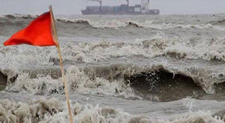 চার সমুদ্রবন্দরে ৩ নম্বর সতর্কসংকেত, ট্রলারকে উপকূলের কাছে থাকার নির্দেশ