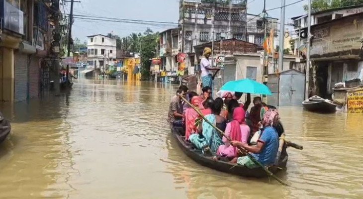 ঘাটালে ভয়াবহ বন্যা পরিস্থিতি, পানির নিচে শহর-গ্রাম; চরম দুর্ভোগে মানুষ