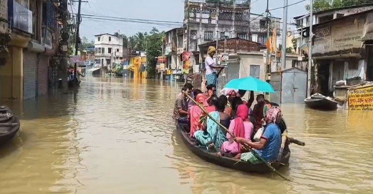 ঘাটালে ভয়াবহ বন্যা পরিস্থিতি, পানির নিচে শহর-গ্রাম; চরম দুর্ভোগে মানুষ