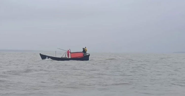 বঙ্গোপসাগরে ভয়াবহ ট্রলারডুবি, ১১ জেলে জীবিত উদ্ধার; নিখোঁজ ২