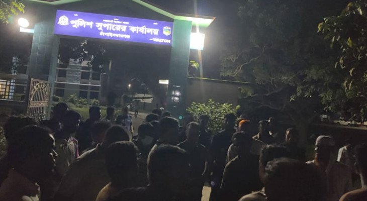 অনিবন্ধিত মোটরসাইকেল আটক, চাঁপাইনবাবগঞ্জে এসপি কার্যালয় ঘেরাও ছাত্রদল নেতাকর্মীদের