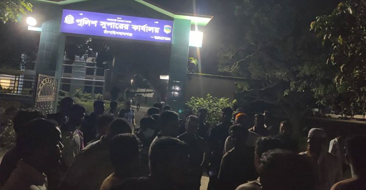 অনিবন্ধিত মোটরসাইকেল আটক, চাঁপাইনবাবগঞ্জে এসপি কার্যালয় ঘেরাও ছাত্রদল নেতাকর্মীদের