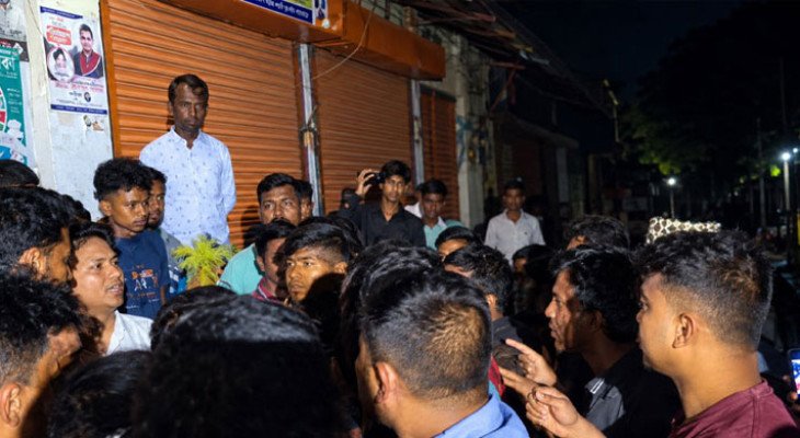 সার উদ্ধারের অভিযানে গিয়ে পাঁচ সাংবাদিক লাঞ্ছিত, গুদাম সিলগালা