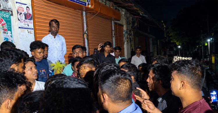 সার উদ্ধারের অভিযানে গিয়ে পাঁচ সাংবাদিক লাঞ্ছিত, গুদাম সিলগালা