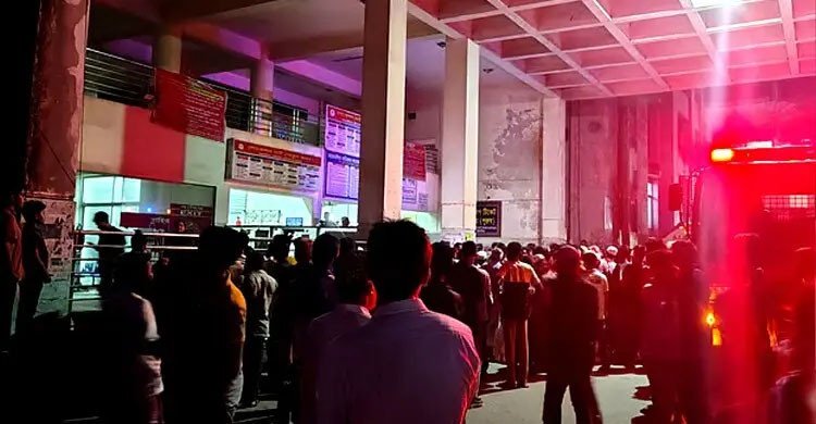 ময়মনসিংহ মেডিকেলে অগ্নিকাণ্ড, পদদলিত হয়ে শিশুসহ নিহত ৬
