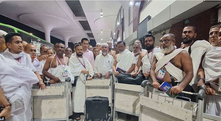 ৪৭ নেতাকর্মীকে নিজ খরচে ওমরাহ করাতে সৌদি পাঠালেন বাবর