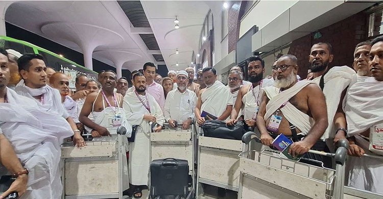 ৪৭ নেতাকর্মীকে নিজ খরচে ওমরাহ করাতে সৌদি পাঠালেন বাবর
