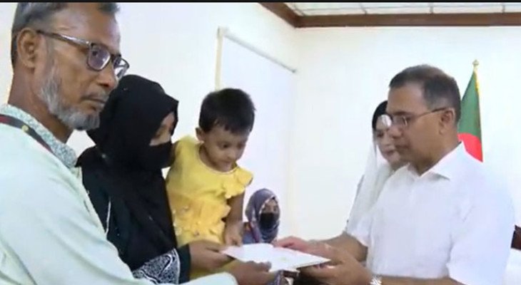 হাটহাজারীতে গোলা বিস্ফোরণে শহীদ দুই সেনার পরিবারকে প্রধানমন্ত্রীর সহায়তা