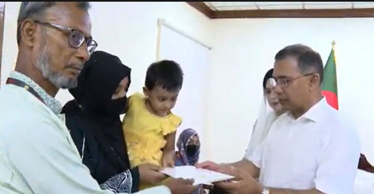 হাটহাজারীতে গোলা বিস্ফোরণে শহীদ দুই সেনার পরিবারকে প্রধানমন্ত্রীর সহায়তা