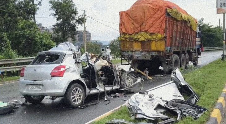 দাঁড়িয়ে থাকা ট্রাকে ধাক্কা, দুর্ঘটনায় মন্ত্রীর মেয়েসহ নিহত ৪