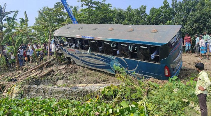 সুবর্ণচরে হেলপার চালাচ্ছিল বাস, নিয়ন্ত্রণ হারিয়ে উল্টে গিয়ে আহত ১২