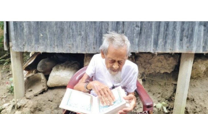 ১২৩ বছর বয়সেও চশমা ছাড়াই কোরআন পড়েন আব্বাস প্রামাণিক
