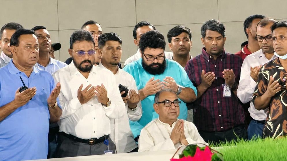 জিয়াউর রহমান ও খালেদা জিয়ার সমাধিতে মির্জা আব্বাসের শ্রদ্ধা
