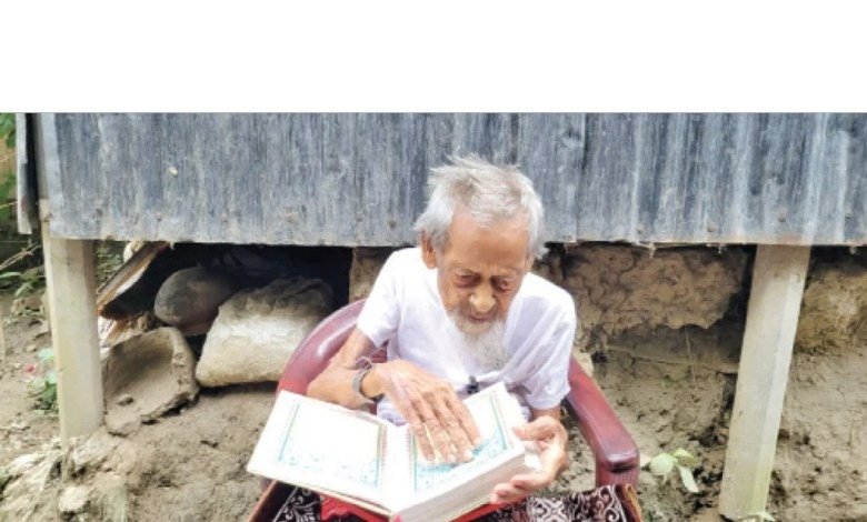 ১২৩ বছর বয়সেও চশমা ছাড়াই কোরআন পড়েন আব্বাস প্রামাণিক
