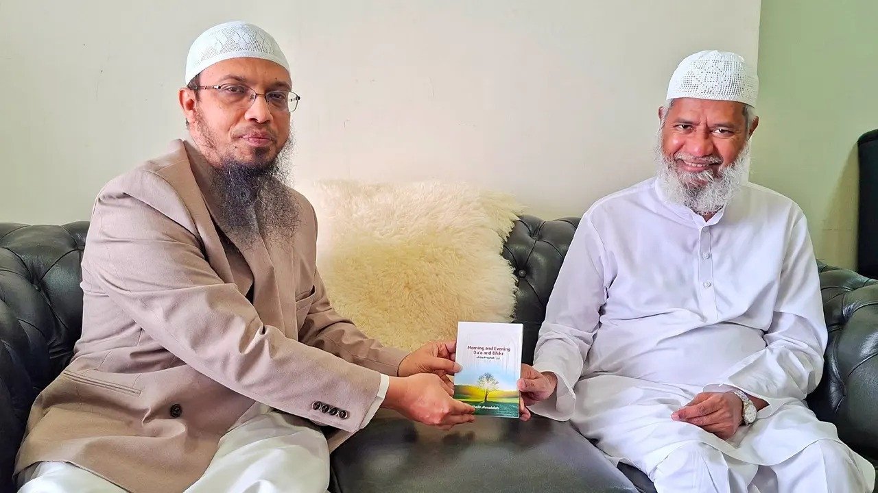 মালয়েশিয়ায় জাকির নায়েকের সঙ্গে আহমাদুল্লাহর সাক্ষাৎ
