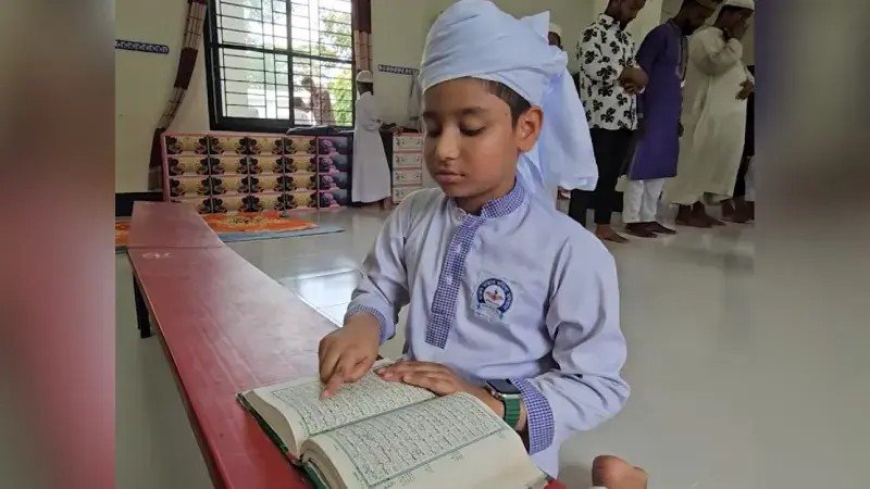চট্টগ্রামে ১০ মাসেই কোরআনের হাফেজ ৯ বছরের শিশু আরহাম