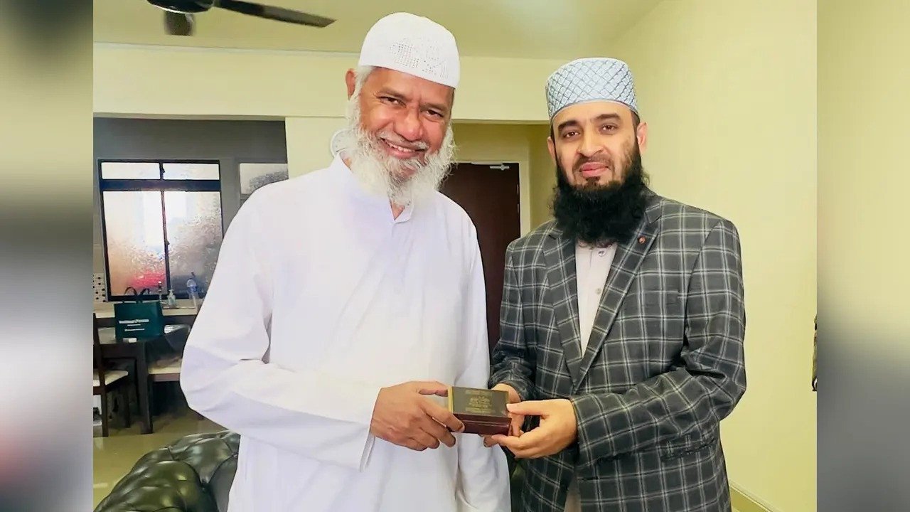 জাকির নায়েকের সঙ্গে আজহারির সাক্ষাৎ, উপহার পেলেন কিসওয়াতুল কাবা আতর
