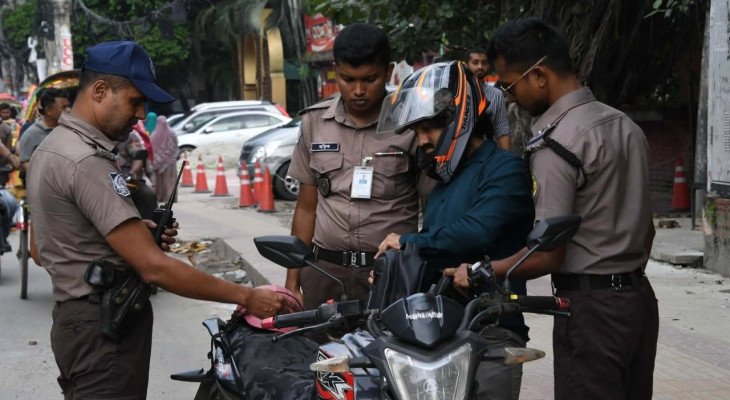 রাজধানীর প্রবেশপথে চেকপোস্ট, সন্দেহজনক যানবাহনে তল্লাশি