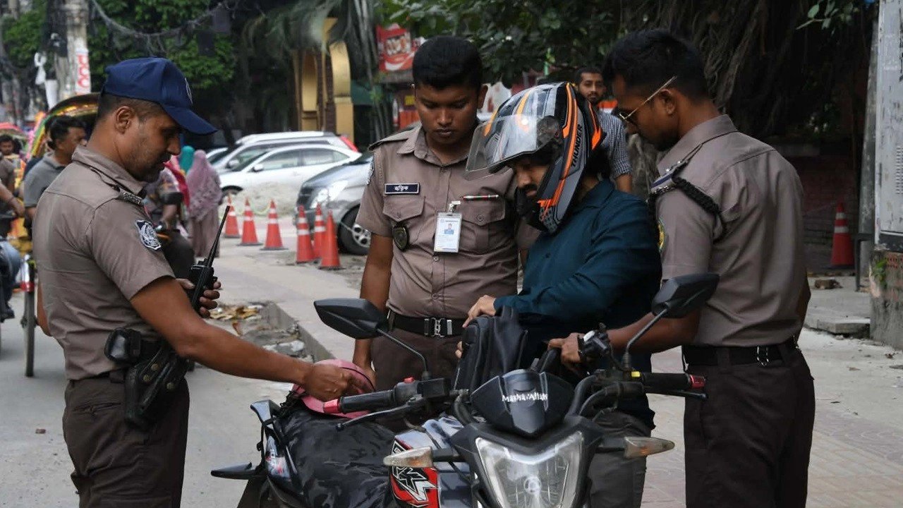 রাজধানীর প্রবেশপথে চেকপোস্ট, সন্দেহজনক যানবাহনে তল্লাশি