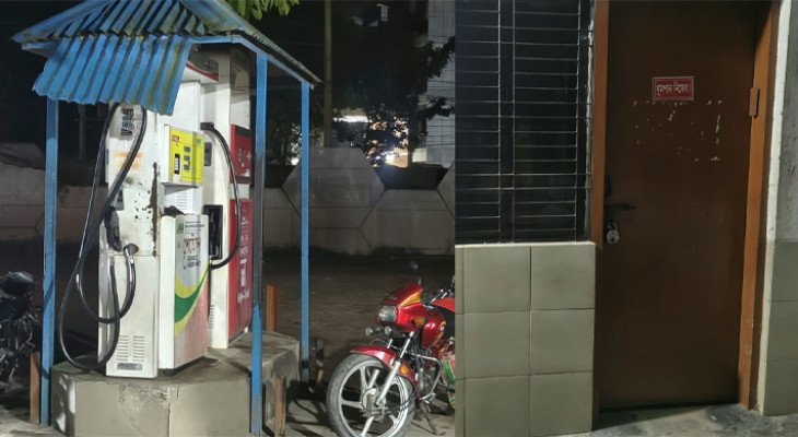 দাম বাড়ার খবরে চুয়াডাঙ্গায় রাত থেকেই অধিকাংশ পাম্পে তেল বিক্রি বন্ধ