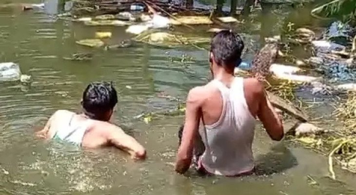 ফেনীতে গাঁজা সেবনের সময় ২ মাদকসেবীকে ধরে পুকুর পরিষ্কার করালেন স্থানীয়রা