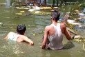 ফেনীতে গাঁজা সেবনের সময় ২ মাদকসেবীকে ধরে পুকুর পরিষ্কার করালেন স্থানীয়রা