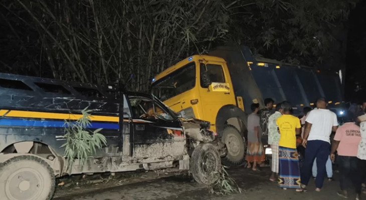ফুটবল খেলে ফেরার পথে দুই ট্রাকের সংঘর্ষ, আহত ২০ যুবক