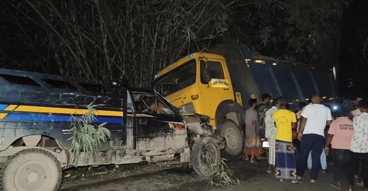 ফুটবল খেলে ফেরার পথে দুই ট্রাকের সংঘর্ষ, আহত ২০ যুবক