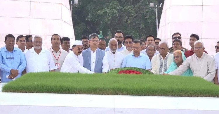 জিয়াউর রহমান ও খালেদা জিয়ার সমাধিতে প্রধানমন্ত্রীর শ্রদ্ধা
