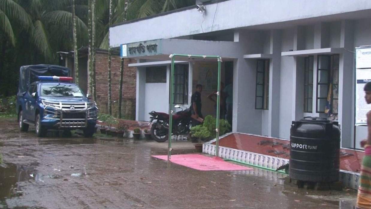 তরুণীর খাটের নিচে লুকিয়ে ছিলেন প্রেমিক, ‘চোর’ ভেবে দেওয়া হলো পিটুনি