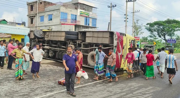 ময়মনসিংহে মাহিন্দ্রা ও সিএনজিকে ধাক্কা দিয়ে উল্টে গেল বাস, নিহত ২