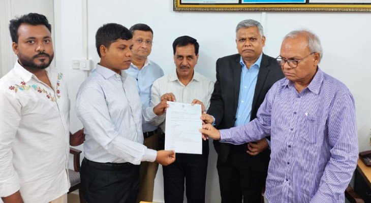 দৃষ্টিপ্রতিবন্ধকতা জয় করে প্রধানমন্ত্রীর উদ্যোগে চাকরি পেলেন নওগাঁর শাকিল
