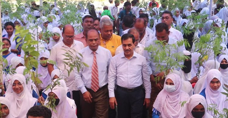 নওগাঁয় এক হাজার শিক্ষার্থীর মধ্যে গাছের চারা বিতরণ