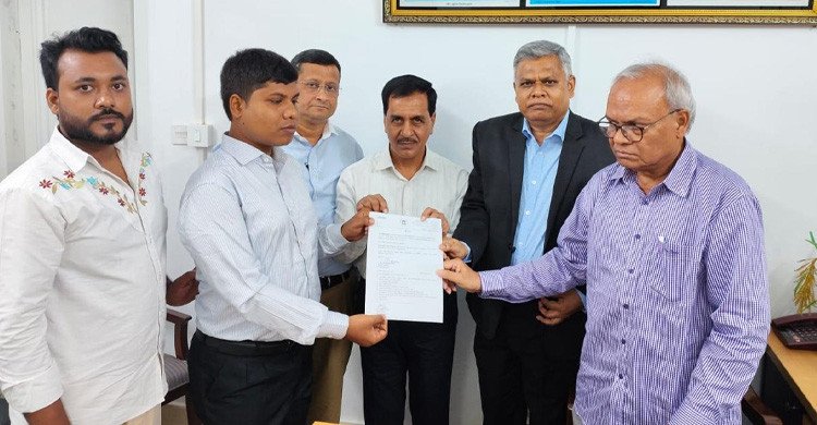 দৃষ্টিপ্রতিবন্ধকতা জয় করে প্রধানমন্ত্রীর উদ্যোগে চাকরি পেলেন নওগাঁর শাকিল