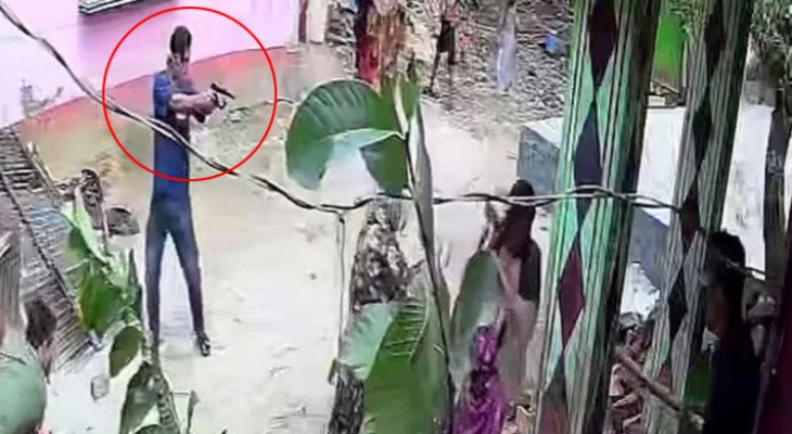 নোয়াখালীতে বাড়িতে হামলা, অস্ত্র তাক করে ‘গুলি কর’ বলার ভিডিও ভাইরাল