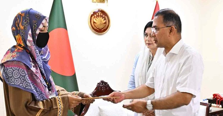 প্রধানমন্ত্রীর সঙ্গে শহীদ সেনাসদস্যদের পরিবারের সাক্ষাৎ, আর্থিক সহায়তা