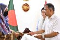 প্রধানমন্ত্রীর সঙ্গে শহীদ সেনাসদস্যদের পরিবারের সাক্ষাৎ, আর্থিক সহায়তা