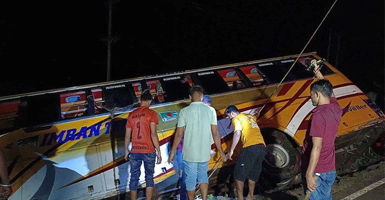পটুয়াখালীতে বাস-অটোরিকশার মুখোমুখি সংঘর্ষে নিহত ৪