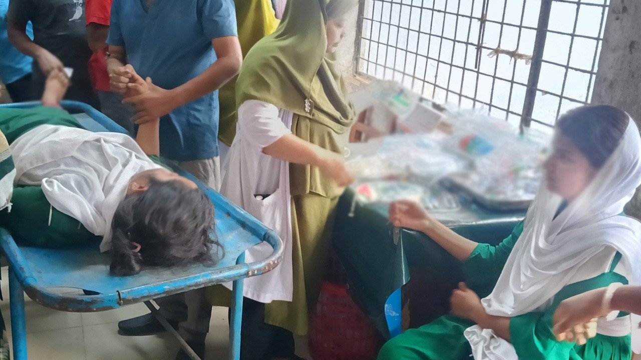 পটুয়াখালীতে ‘জিন আতঙ্কে’ অসুস্থ অর্ধশতাধিক শিক্ষার্থী, হাসপাতালে ২০