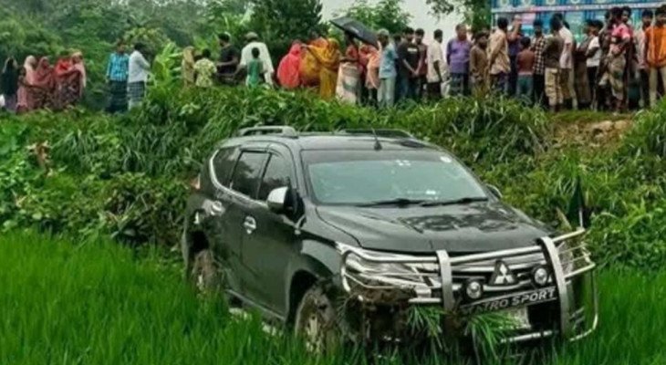 বৃদ্ধাকে বাঁচাতে গিয়ে ধানক্ষেতে প্রতিমন্ত্রীর গাড়ি, আহত প্রতিমন্ত্রী ও স্ত্রী